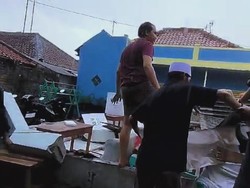 TPS 21 Citangkil Cilegon Ambruk Diterjang Hujan Disertai Angin