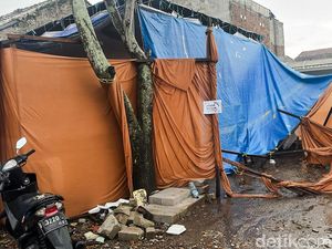 TPS di Cimahi Ambruk Diterjang Hujan-Angin TPS di Cimahi Ambruk Diterjang Hujan-Angin