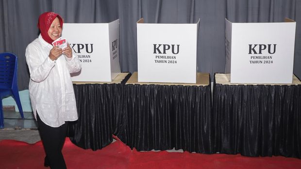Calon Gubernur Jawa Timur nomor urut tiga Tri Rismaharini menunjukan kertas suara usai melakukan pencoblosan di TPS 16 Kelurahan Jajar Tunggal, Surabaya, Jawa Timur, Rabu (27/11/2024). Pilgub Jatim 2024 diikuti tiga pasangan yaitu nomor urut satu Luluk Nur Hamidah-Lukmanul Khakim, nomor urut dua Khofifah Indar Parawansa-Emil Elestianto Dardak, dan nomor urut tiga Tri Rismaharini-Zahrul Azhar Asumta. ANTARA FOTO/Rizal Hanafi