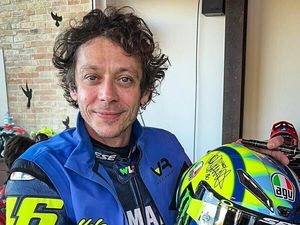 Rossi Lelang Helm Bersejarah untuk Korban Banjir Valencia Rossi Lelang Helm Bersejarah untuk Korban Banjir Valencia