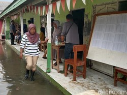Banjir Rob Tak Surutkan Warga Eretan Indramayu Datangi TPS