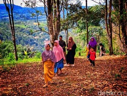 Berjalan 4 Km Menembus Hutan, Warga Kadubengkung Titip Harapan di TPS