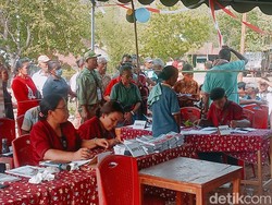 Penyintas Erupsi Gunung Lewotobi Laki-laki Antusias Ikuti Pilkada di Pengungsian