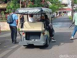 Naik Mobil Golf, Zulhas Nyoblos di TPS 025 Cipinang Muara Bareng Istri