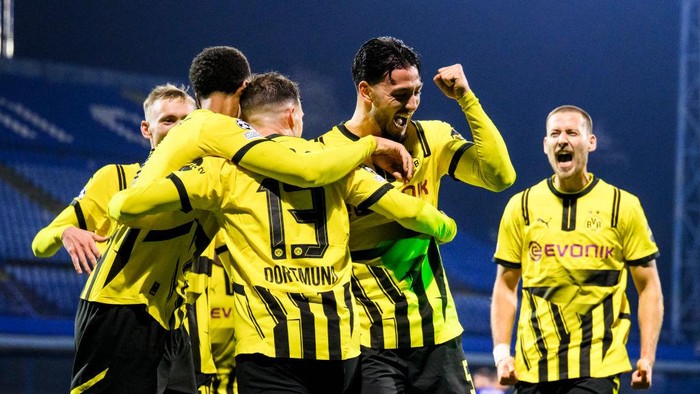 27 November 2024, Croatia, Zagreb: Soccer: Champions League, Dinamo Zagreb - Borussia Dortmund, preliminary round, match day 5, Maksimir stadium. Dortmunds Ramy Bensebaïni (2nd from right) celebrates with his teammates after scoring the 0:2 goal. Photo: Tom Weller/dpa (Photo by Tom Weller/picture alliance via Getty Images)