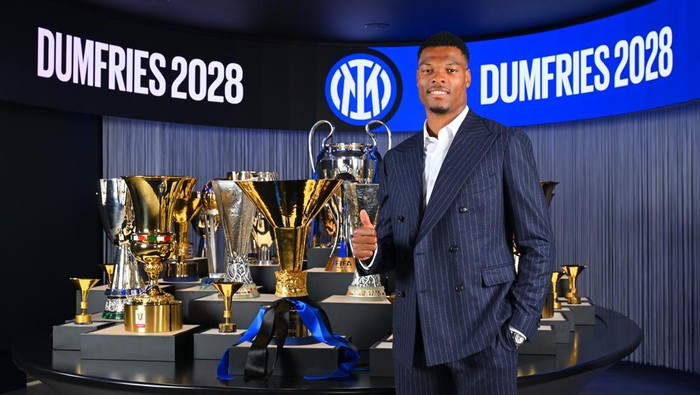MILAN, ITALY - NOVEMBER 27: Denzel Dumfries poses as FC Internazionale extends his contract at Inter HQ on November 27, 2024 in Milan, Italy. (Photo by Mattia Pistoia - Inter/Inter via Getty Images)