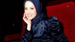 7 Gaya Adhisty Zara Pakai Hijab, Didoakan Istiqomah