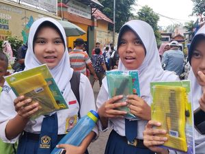 Anak Kampung Kebon Pala Jaktim Senang Diberi Susu-Buku oleh Gibran