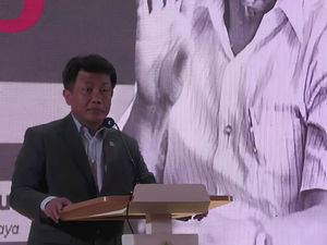 Momen Anggota DPR Bacakan Puisi AA Navis di Peringatan 100 Tahunnya Momen Anggota DPR Bacakan Puisi AA Navis di Peringatan 100 Tahunnya