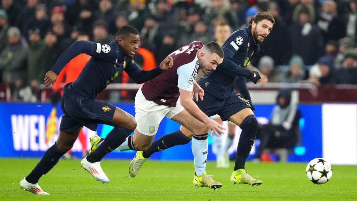 John McGinn (tengah) dikawal Pierre Kalulu dan Manuel Locatelli. Foto: PA Images via Getty Images/David Davies - PA Images