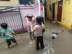 Banjir di Kebon Pala Kampung Melayu Jadi Wahana Bocah Main Air