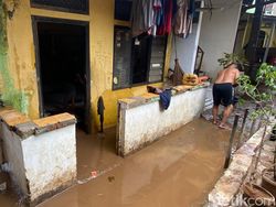 Video: Banjir di Rawajati Jaksel Mulai Surut, Sisakan Lumpur Tebal
