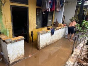 Video: Banjir di Rawajati Jaksel Mulai Surut, Sisakan Lumpur Tebal Video: Banjir di Rawajati Jaksel Mulai Surut, Sisakan Lumpur Tebal