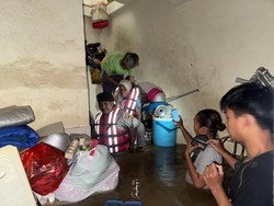 16 RT di Kebon Pala Jaktim Terendam Banjir 1,4 Meter, Warga Dievakuasi