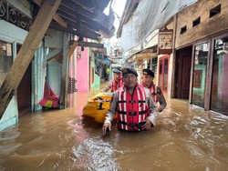 Banjir Jakarta Meluas ke 60 RT, Ketinggian Air di Kampung Melayu 2,5 Meter