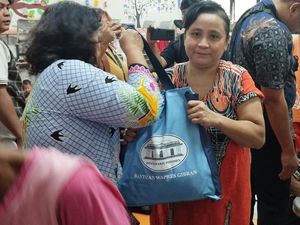 Tas Biru Bantuan Wapres Saat Gibran Kunjungi Korban Banjir Tas Biru Bantuan Wapres Saat Gibran Kunjungi Korban Banjir