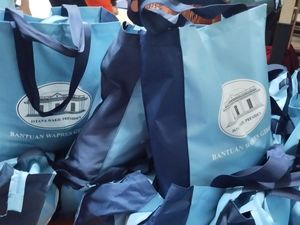 Gibran Beri Bantuan ke Korban Banjir di Jaktim, Ada Beras-Minyak Goreng