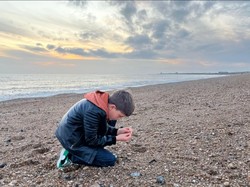 Bocah Tak Sengaja Temukan Kapak Batu Manusia Purba Berusia 40 Ribu Tahun Bocah Tak Sengaja Temukan Kapak Batu Manusia Purba Berusia 40 Ribu Tahun