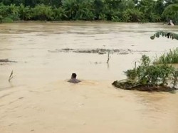 Polisi di Deli Serdang Berenang Evakuasi Lansia yang Terjebak Banjir di Ladang