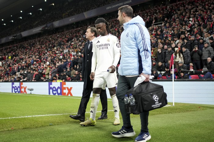 Real Madrids Eduardo Camavinga leaves the pitch after getting injured during the Champions League opening phase soccer match between Liverpool and Real Madrid at Anfield Stadium, Liverpool, England, Wednesday, Nov. 27, 2024. (AP Photo/Jon Super)