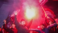 Mereka tampak menyalakan flare.  