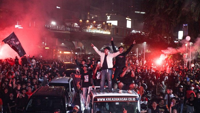Massa pendukung klub sepak bola Persija Jakarta yang tergabung dalam The Jak Mania memadati kawasan Bundaran Hotel Indonesia (HI) untuk merayakan HUT yang ke-96 kesebelasan kesayangan mereka di Jakarta, Kamis (28/11/2024) dini hari. Dalam perayaan yang menjadi tradisi The Jak Mania itu, mereka berharap Persija dapat kembali menjuarai Liga 1 Indonesia pada musim 2024-2025. ANTARA FOTO/Zaky Fahreziansyah/app/YU