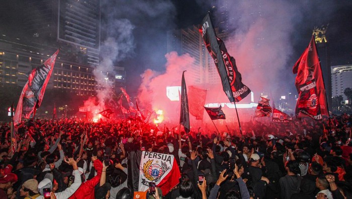 Massa pendukung klub sepak bola Persija Jakarta yang tergabung dalam The Jak Mania memadati kawasan Bundaran Hotel Indonesia (HI) untuk merayakan HUT yang ke-96 kesebelasan kesayangan mereka di Jakarta, Kamis (28/11/2024) dini hari. Dalam perayaan yang menjadi tradisi The Jak Mania itu, mereka berharap Persija dapat kembali menjuarai Liga 1 Indonesia pada musim 2024-2025. ANTARA FOTO/Zaky Fahreziansyah/app/YU