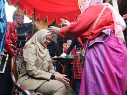 Bupati Ipuk Diangkat Jadi Keluarga Kehormatan Bugis Mandar Banyuwangi