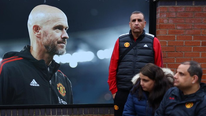 Soccer Football - Premier League - Manchester United v Chelsea - Old Trafford, Manchester, Britain - November 3, 2024 Manchester United fans stand by a picture of former manager Erik ten Hag outside the stadium before the match REUTERS/Molly Darlington EDITORIAL USE ONLY. NO USE WITH UNAUTHORIZED AUDIO, VIDEO, DATA, FIXTURE LISTS, CLUB/LEAGUE LOGOS OR LIVE SERVICES. ONLINE IN-MATCH USE LIMITED TO 120 IMAGES, NO VIDEO EMULATION. NO USE IN BETTING, GAMES OR SINGLE CLUB/LEAGUE/PLAYER PUBLICATIONS. PLEASE CONTACT YOUR ACCOUNT REPRESENTATIVE FOR FURTHER DETAILS..