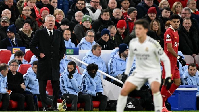 Real Madrids Italian coach Carlo Ancelotti watches the players from the touchline during the UEFA Champions League football match between Liverpool and Real Madrid at Anfield in Liverpool, north west England on November 27, 2024. (Photo by Oli SCARFF / AFP)