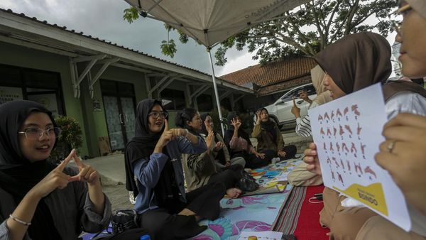 Intip Belajar Bahasa Isyarat dan Braille di Serang