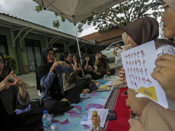 Intip Belajar Bahasa Isyarat dan Braille di Serang