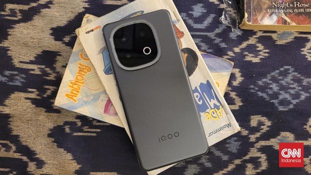 IQOO launched its newest flagship cellphone, iQOO 13, which is equipped with the Snapdragon 8 Elite chipset, priced starting at IDR 9,999 million.