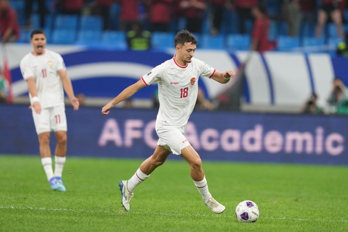 QINGDAO, CHINA - OCTOBER 15: Ivar Jenner of Indonesia competes the ball during the FIFA World Cup Qualifier match between China and Indonesia at Qingdao Youth Football Stadium on October 15, 2024 in Qingdao, China. (Photo by Fred Lee/Getty Images)
