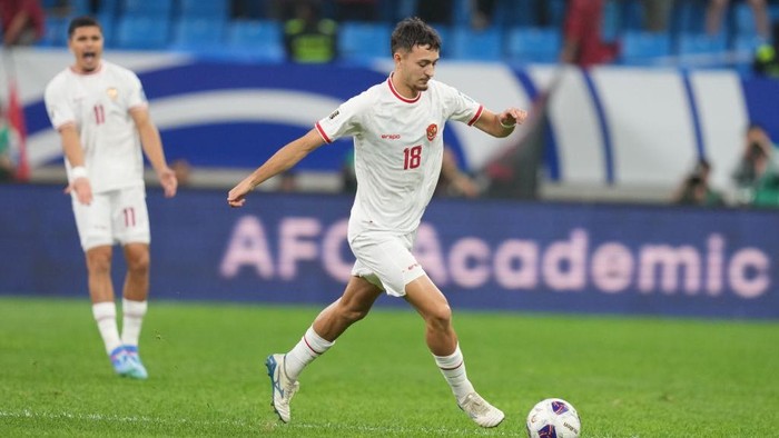 QINGDAO, CHINA - OCTOBER 15: Ivar Jenner of Indonesia competes the ball during the FIFA World Cup Qualifier match between China and Indonesia at Qingdao Youth Football Stadium on October 15, 2024 in Qingdao, China. (Photo by Fred Lee/Getty Images)