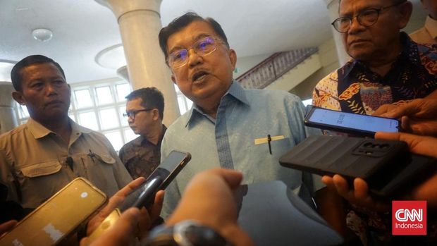 Wakil Presiden RI ke-10 dan ke-12, Jusuf Kalla (JK) tak masalah Mary Jane dan Bali Nine dipulangkan memberi keterangan ke wartawan di kampus UGM, Sleman, DIY, Kamis (2/11/2024). (CNNIndonesia/Tunggu)