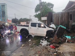 Tabrakan Hilux Bikin Porak-poranda: Tembok Hancur dan Mobil Terbalik