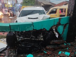 Tabrakan Hilux Bikin Tembok Hancur hingga Korban Bergeletakan
