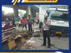 Truk Kecelakaan di Jalan Yos Sudarso Jakut, Lalin Padat Jelang Lokasi