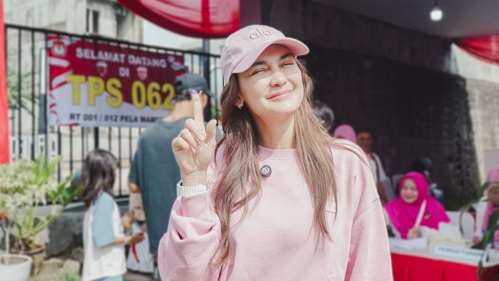 Gaya Santai Luna Maya saat Nyoblos di TPS Jadi Sorotan: Tetap Cantik Gaya Santai Luna Maya saat Nyoblos di TPS Jadi Sorotan: Tetap Cantik