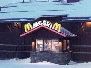 Tak Ada Drive-Thru di Gerai Makanan di Resor Salju Ini, yang Ada Ski-Thru Tak Ada Drive-Thru di Gerai Makanan di Resor Salju Ini, yang Ada Ski-Thru
