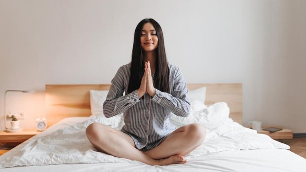 Meditasi sebelum tidur/ Foto: Freepik.com/lookstudio