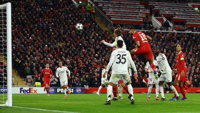 Melihat Dua Gol Liverpool yang Hancurkan Real Madrid Soccer Football - Champions League - Liverpool v Real Madrid - Anfield, Liverpool, Britain - November 27, 2024
Liverpool's Cody Gakpo celebrates scoring their second goal with Virgil van Dijk and Ibrahima Konate REUTERS/Molly Darlington