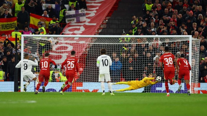 Soccer Football - Champions League - Liverpool v Real Madrid - Anfield, Liverpool, Britain - November 27, 2024
Liverpools Cody Gakpo celebrates scoring their second goal with Virgil van Dijk and Ibrahima Konate REUTERS/Molly Darlington