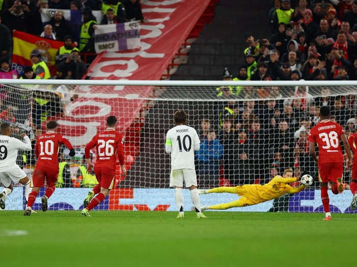 Soccer Football - Champions League - Liverpool v Real Madrid - Anfield, Liverpool, Britain - November 27, 2024
Liverpool's Cody Gakpo celebrates scoring their second goal with Virgil van Dijk and Ibrahima Konate REUTERS/Molly Darlington