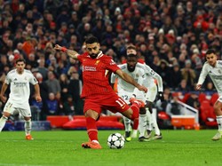 Kemudian Mohamed Salah gagal mengarahkan tembakannya ke gawang. 
