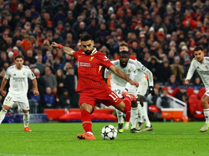 Soccer Football - Champions League - Liverpool v Real Madrid - Anfield, Liverpool, Britain - November 27, 2024
Liverpool's Cody Gakpo celebrates scoring their second goal with Virgil van Dijk and Ibrahima Konate REUTERS/Molly Darlington