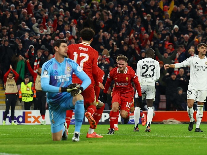 Soccer Football - Champions League - Liverpool v Real Madrid - Anfield, Liverpool, Britain - November 27, 2024
Liverpool's Cody Gakpo celebrates scoring their second goal with Virgil van Dijk and Ibrahima Konate REUTERS/Molly Darlington