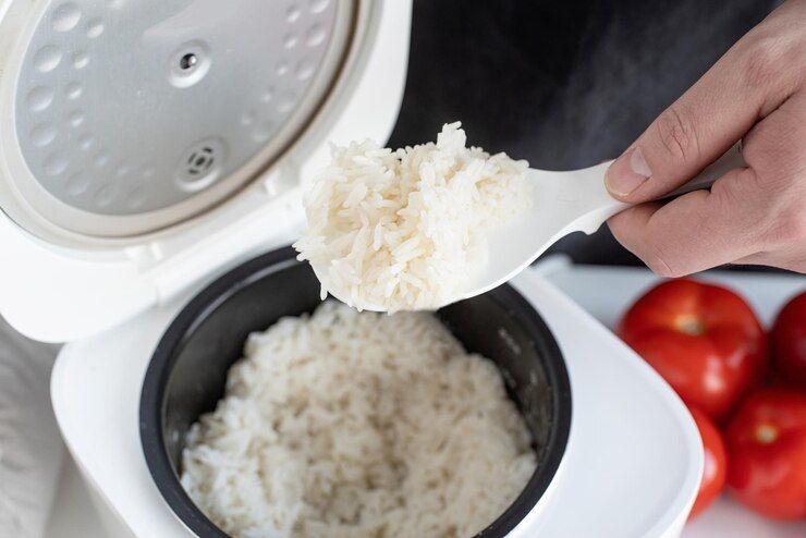 Memasak nasi di rice cooker/Foto: Freepek.com/EyeEm