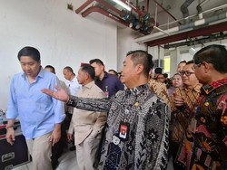 Ara-Tito Serahkan 334 Kunci Hunian Rusunawa Pasar Rumput kepada Penyewa